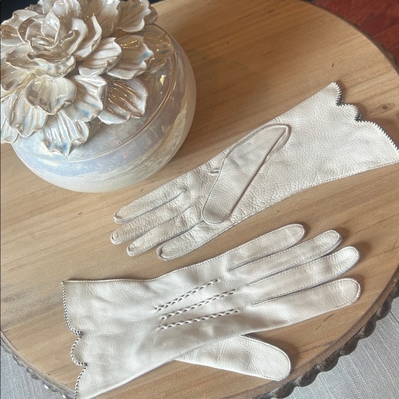 Vintage Native Deerskin Creme Threaded Trimmed Gloves Size 7 25/20
